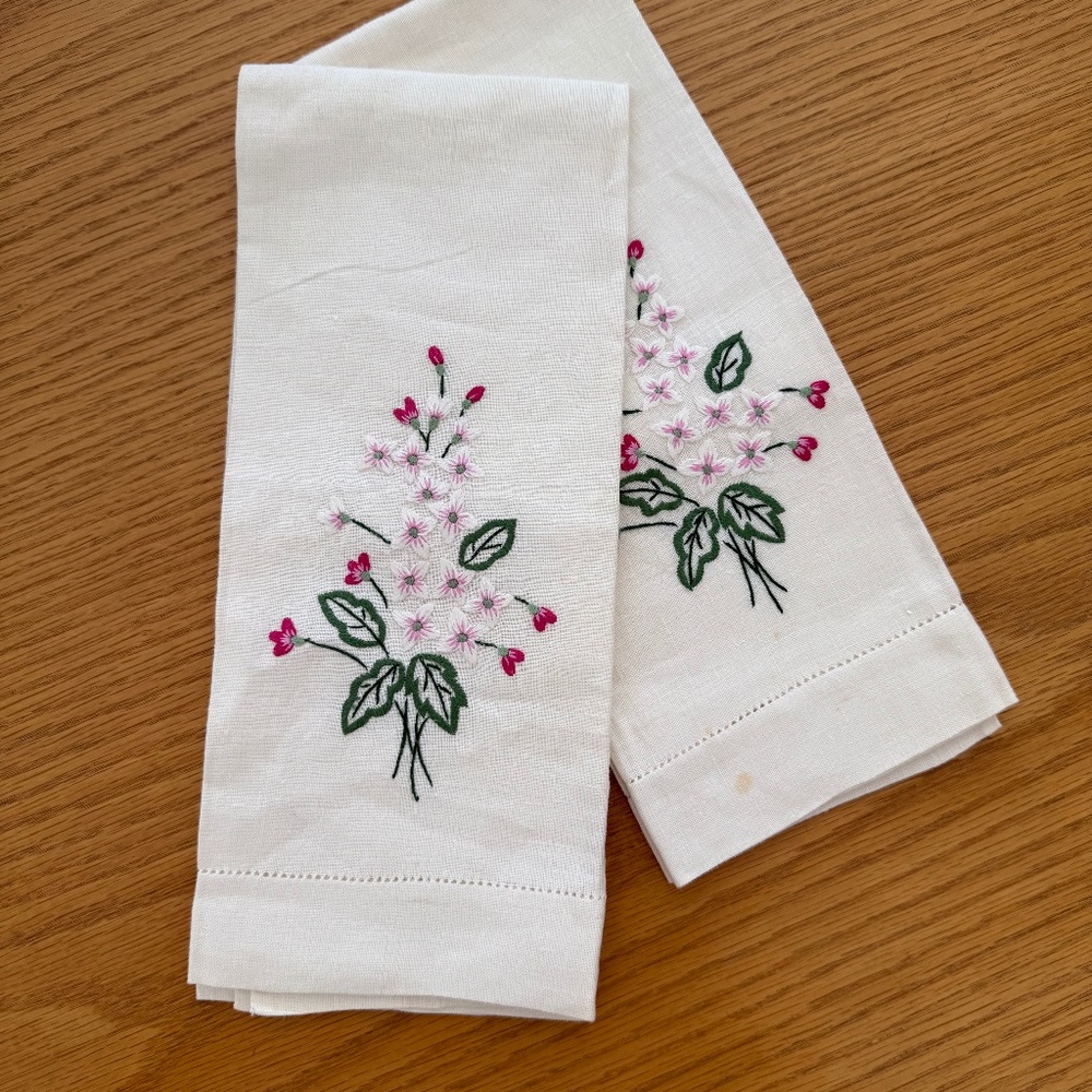 SET OF 2 EMBROIDERED HAND TOWELS